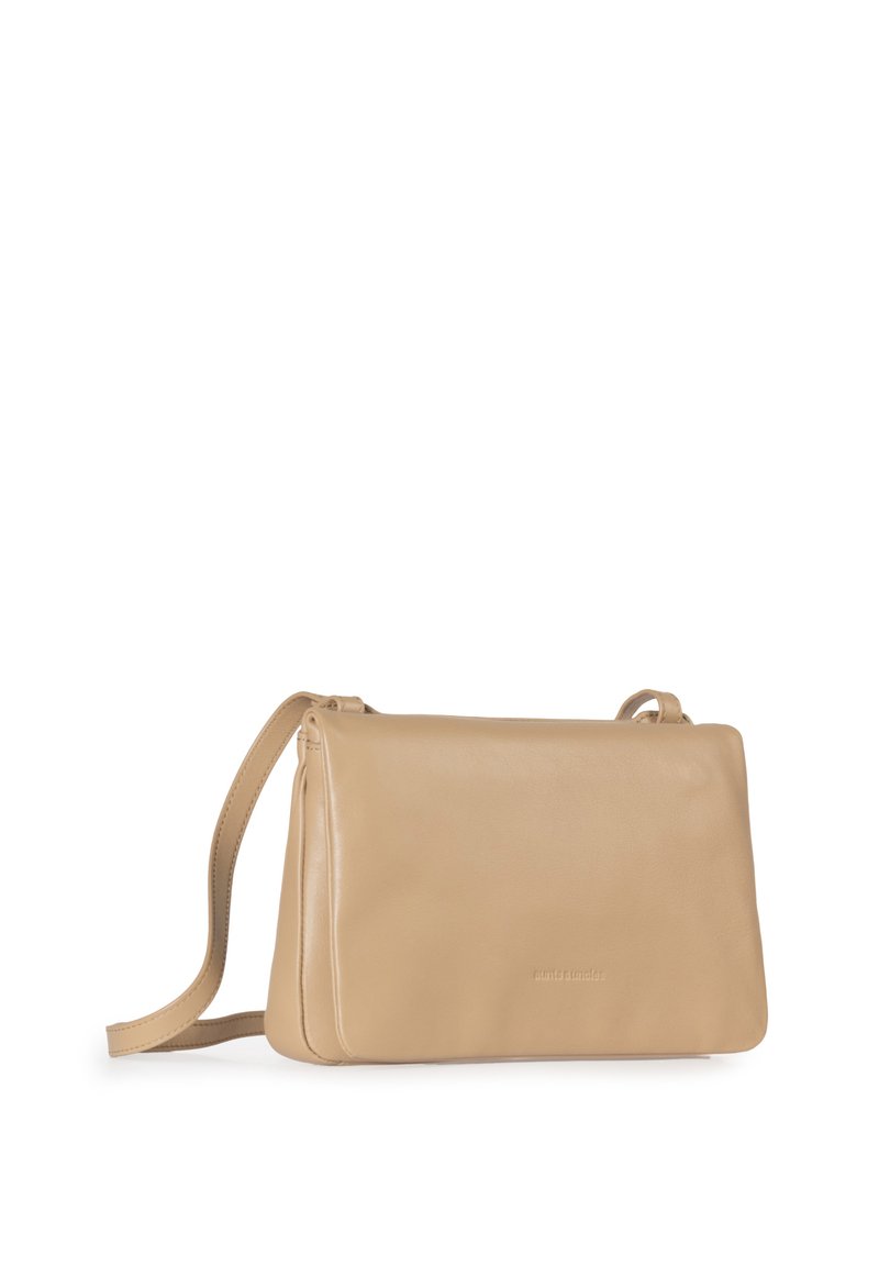 Borsa a tracolla in pelle beige con una texture liscia, chiusura con zip e tracolla regolabile. Caratterizzata da un design minimalista e forma rettangolare.
