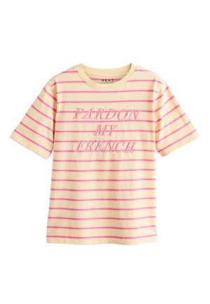 Gul T-shirt med korte ærmer med pink vandrette striber og pink broderet tekst ""Pardon My French"" på forsiden.