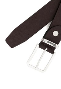 Cintura in tessuto marrone con finitura texture, dotata di una fibbia in metallo silver e branding. Il design include un bottone automatico e diversi fori.