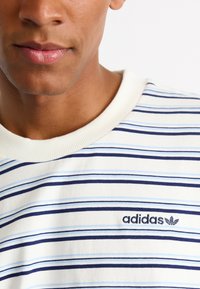 adidas Originals 80S LOOSE STRIPED - T-shirts med print - off white