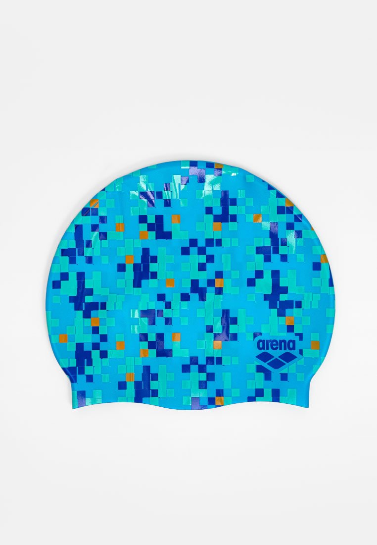 Gorro de natación hecho de silicona azul flexible. Presenta un patrón pixelado multicolor con tonos de verde, azul y naranja. Logo de la marca exhibido.