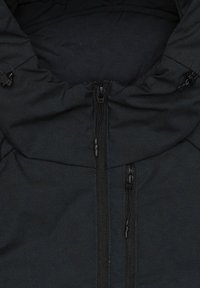 Zwarte jas met een ritssluiting aan de voorkant, verstelbare trekkoordcapuchon en zachte, textuurachtige stof. Geen zichtbare patronen of accenten.