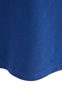 Blå bomulds T-shirt stof med en glat tekstur, der har en pæn kant og subtile syninger. Velegnet til afslappet brug.