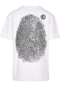 Bela bombažna majica s kratkimi rokavi, na hrbtni strani ima veliko črno grafiko prstnega odtisa, v zgornjem desnem kotu pa majhen simbol avtorskih pravic.