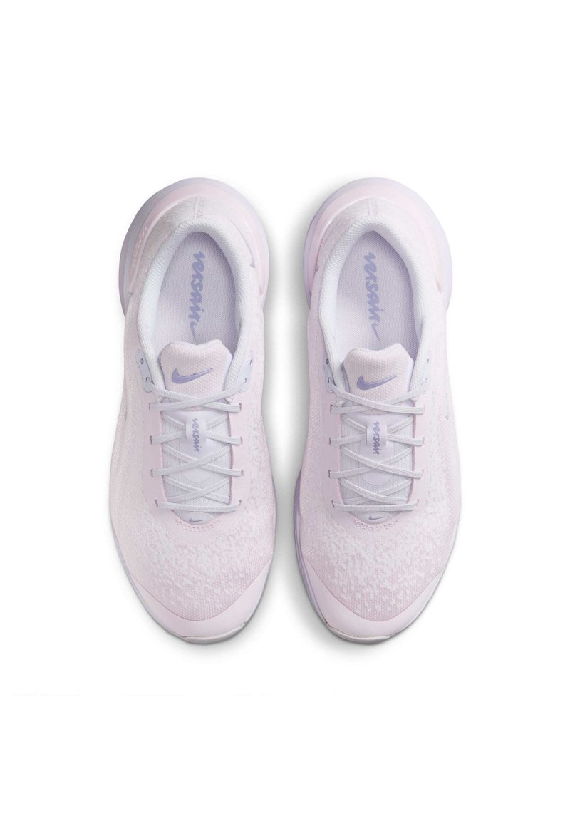 Scarpe da ginnastica rosa chiaro con una parte superiore testurizzata, lacci bianchi e un logo viola. Punta arrotondata e suola ammortizzata per supporto.