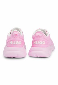 Paire de baskets roses de la marque HUGO vues de dos, avec semelles épaisses et col rembourré avec doublure intérieure blanche.