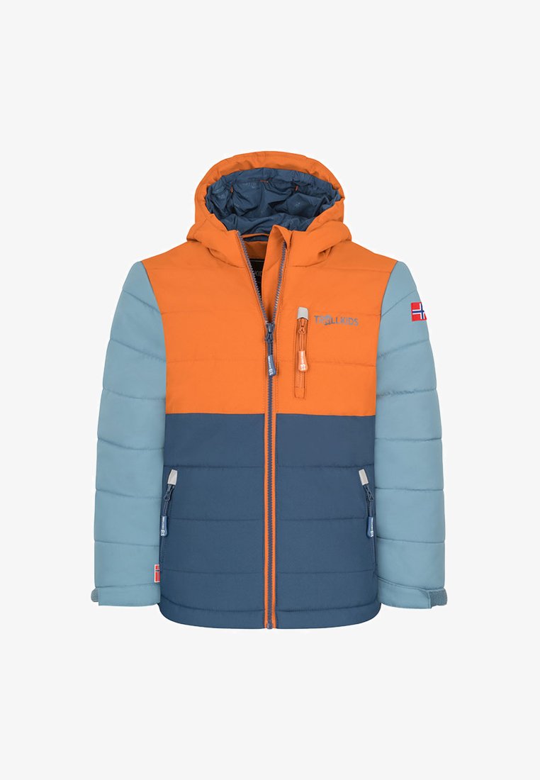 Kinder-Winterjacke mit Kapuze, orangefarbenem Oberteil, dunkelblauem Unterteil, hellblauen Ärmeln, Brusttasche und norwegischer Flagge am linken Arm.
