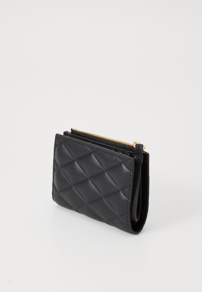 Portefeuille en cuir matelassé noir avec un motif de diamant texturé, une fermeture éclair dorée et une forme rectangulaire compacte.