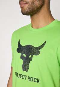 Under Armour BRAHMA BULL - Marškinėliai su spaudiniu - cyber green/black