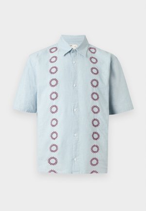 Lyseblå kortermet skjorte med knapper, spiss krage og vertikale rader med mahogni spiral-solmønstre på forsiden.