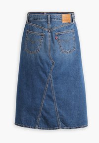 Blå denim midi-skjørt med splitt bak, to lommer bak og en merket lærpatch i midjen. Klassisk passform og materiale.