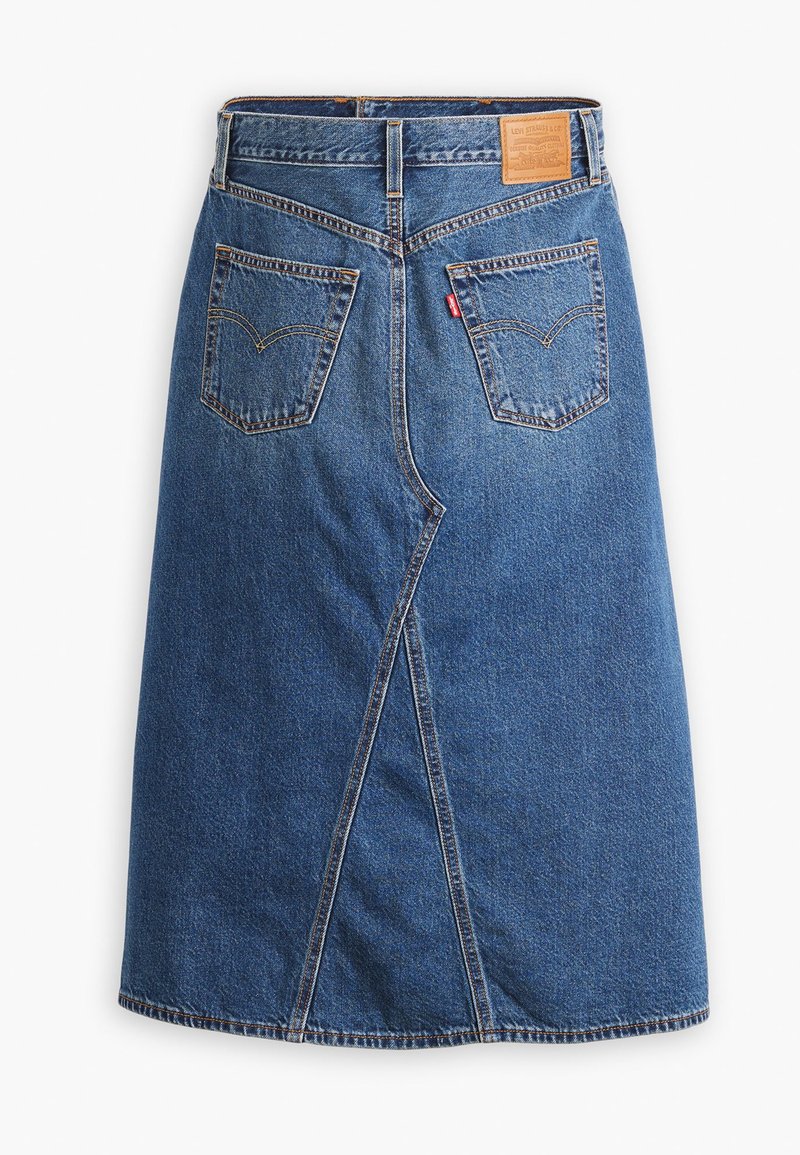 Blaue Denim-Midi-Rock mit Rückenschlitzdesign, zwei Gesäßtaschen und einem geprägten Lederpatch an der Taille. Klassische Passform und Material.