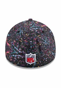 Schwarze Mütze mit einem bunten Farbspritzmuster in Pink, Blau, Gelb und Weiß. Beinhaltet ein gesticktes NFL-Logo auf der Rückseite.