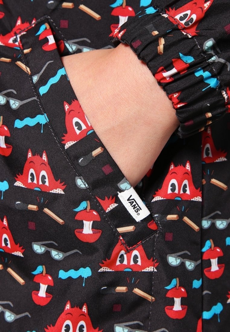 Czarna tkanina z nadrukiem w postaci rysunkowego lisa, grzybów oraz różnych kolorowych kształtów. Z widoczną etykietą "VANS". Elastyczne manszety na rękawach.