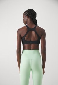 Nike Performance BRA - Sujetadores deportivos con sujeción media - black