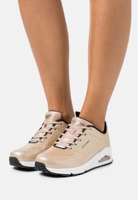 Skechers Sport - UNO - Matalavartiset tennarit - champagne gold glitter hot melt Pienoiskuva 1