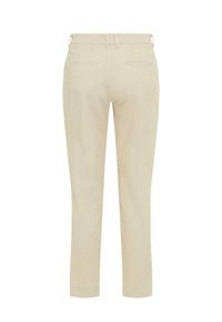 Pantalon beige sur mesure avec passants de ceinture, deux poches passepoilées au dos et jambes droites, présenté de dos sur fond blanc.