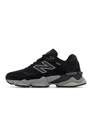 Czarno-szare sportowe buty New Balance z szarą podeszwą, sznurowadłami, odblaskowym logo "N" i materiałową metką "CORDURA" po boku.