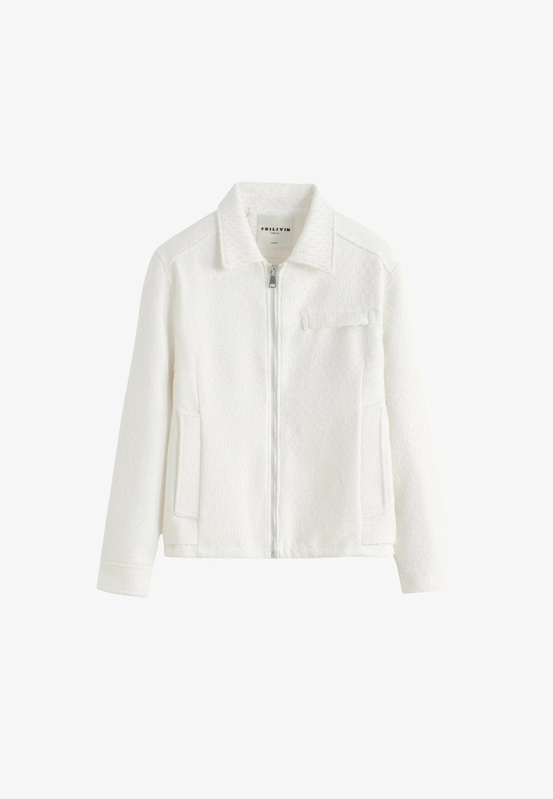 Veste zippée blanche texturée avec col, manches longues, deux poches latérales et une poche à rabat sur la poitrine.