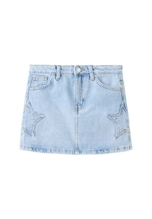 Jupe en denim bleu clair avec bouton et fermeture éclair à l'avant, deux poches avant et des patchs cousus en forme d'étoile de chaque côté.