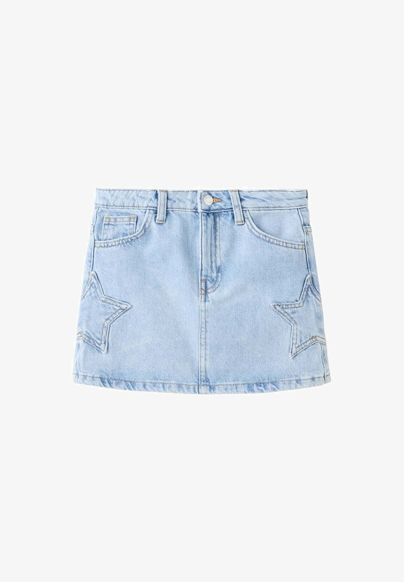 Jupe en denim bleu clair avec bouton et fermeture éclair à l'avant, deux poches avant et des patchs cousus en forme d'étoile de chaque côté.