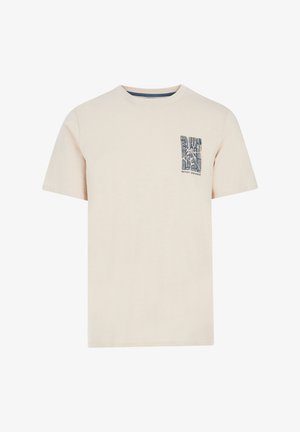 Lichtbeige katoenen T-shirt met korte mouwen. Beschikt over een blauw patroon van een zak op de linkerborst en een ronde halslijn. Glad textuur.