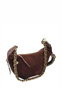 Sac à main en daim marron à forme incurvée, doté d'une bandoulière chaîne dorée, d'une fermeture éclair et d'un accent en cuir sur le côté.