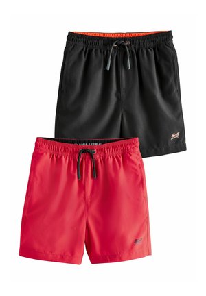 Deux paires de shorts de bain pour hommes, une noire et une rouge, toutes deux avec une taille élastique et un cordon de serrage, et un petit logo sur la partie inférieure de la jambe.
