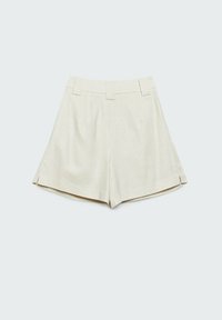Short beige taille haute avec passants de ceinture, plis devant et petites fentes latérales, posé à plat sur un fond clair.