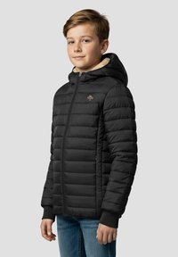 Sort dunjakke med hætte, med et blødt inderfor og lynlås foran. Jakken har lodrette quiltede sektioner og ribstrikkede manchetter.