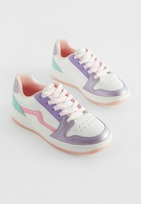 Weiße Sneakers mit lila, pinken und türkisfarbenen Akzenten. Glattes Leder, strukturierte Einsätze und perforierte Details an der Zehenpartie. Pinke Schnürsenkel.
