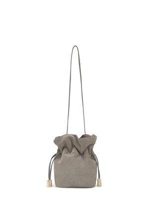 Petit sac bourse en daim gris doux avec une fine bandoulière et des embouts en métal doré sur les cordons de serrage.