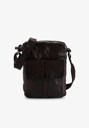 Borsa a tracolla in pelle marrone con finitura testurizzata, chiusura con pattina frontale, tracolla regolabile e dettagli di cuciture a contrasto.