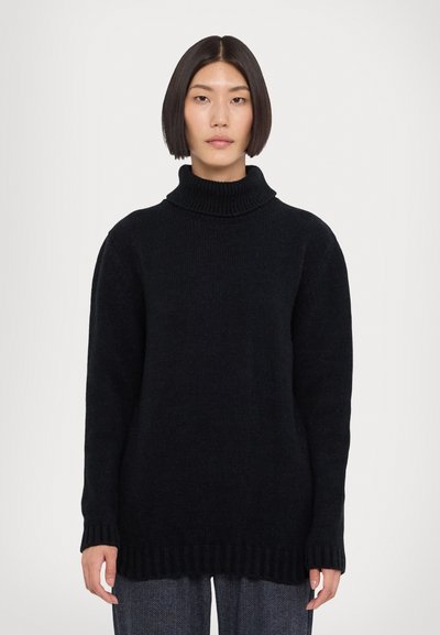 Crna turtleneck zimska majica izrađena od pletenog materijala s labavim dizajnom, koja ima rebraste manžete i porub za dodatnu teksturu i detalje.