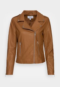 Brązowa skórzana kurtka motocyklowa z zapięciem na zamek, kołnierzem z klapami i srebrnymi detalami. Dwa przednie kieszenie na zamek i dopasowany krój.