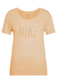 Růžovo-oranžové tričko Nike Dri-FIT s kulatým výstřihem, krátkými rukávy a perforovaným logem "NIKE" na přední straně. Texturovaná, prodyšná tkanina.