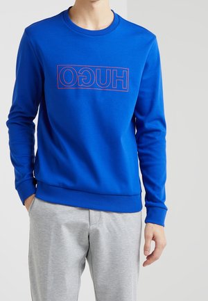 Blauer Sweatshirt mit langen Ärmeln, gerippten Bündchen und Ausschnitt. Verfügt über ein rotes Box-Logo mit dem Text "HUGO" in Großbuchstaben.