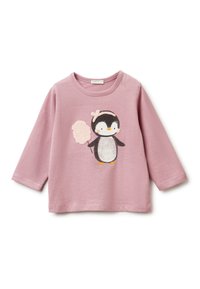 Rosa Langarmhemd mit einem Pinguin-Grafikdesign und strukturierten Akzenten. Der Pinguin hält eine flauschige rosa Zuckerwatte. Aus weichem Baumwollmaterial.