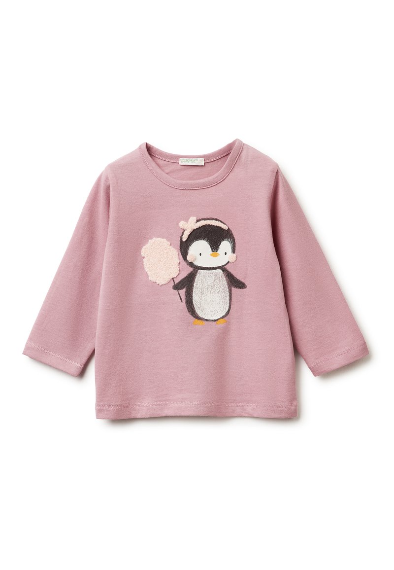 Rosa Langarmhemd mit einem Pinguin-Grafikdesign und strukturierten Akzenten. Der Pinguin hält eine flauschige rosa Zuckerwatte. Aus weichem Baumwollmaterial.