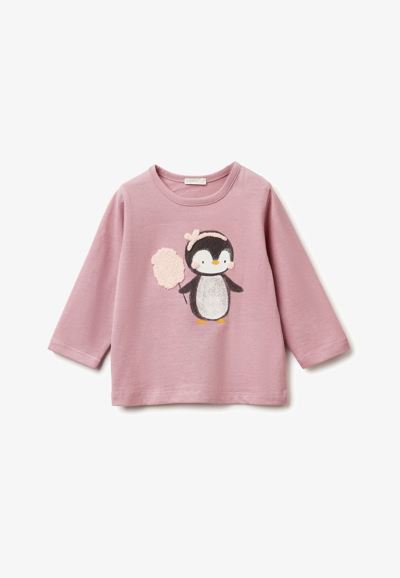 Rosa Langarmhemd mit einem Pinguin-Grafikdesign und strukturierten Akzenten. Der Pinguin hält eine flauschige rosa Zuckerwatte. Aus weichem Baumwollmaterial.