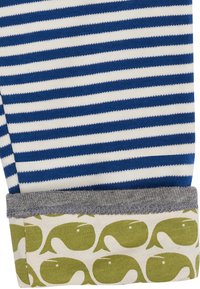 Gestreepte blauw-witte katoenstof met een grijze zoom en een groen walvispatroon op een witte achtergrond. Zachte textuur, casual ontwerp.