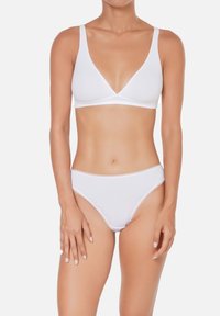 Ensemble de bikini style bralette blanc comprenant un design en V, des bretelles fines et un bas de bikini taille haute assorti avec un subtil détail de finitions.