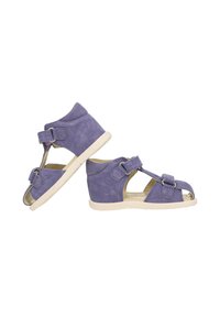 Paarse suède sandalen met open tenen, verstelbare gespen en witte rubberen zolen. Twee paar getoond, die het ontwerp en de kleur benadrukken.