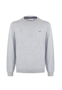 Maglione grigio lavorato a maglia con collo rotondo, polsini e orlo a coste. Presenta un piccolo logo blu scuro sul petto. Texture morbida, peso medio.