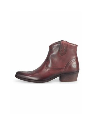 Botín de cuero marrón hasta el tobillo con punta afilada, presenta un sutil grabado, un tacón bajo apilado y costuras decorativas en el caña.