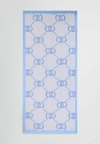 Bufanda rectangular de seda con un borde azul claro y un diseño estampado en diferentes tonalidades de azul, con formas geométricas y logotipos.