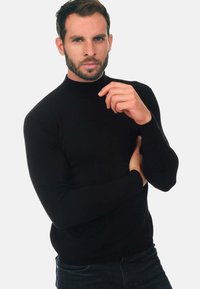 Schwarzer, langärmliger Rollkragenpullover aus glattem Material. Slim-Fit-Design, gerippte Ärmelabschlüsse und ein hoher Halsausschnitt.