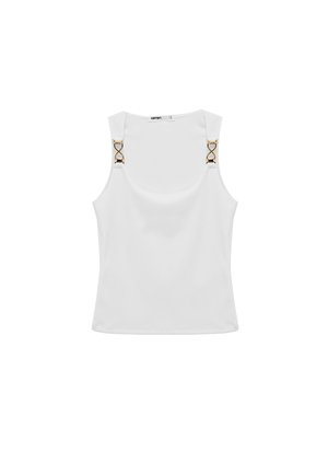 Biała bluzka na ramiączkach z kwadratowym dekoltem i złotymi łańcuszkami na ramionach.