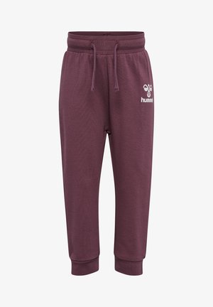 Bordeaux joggings met een elastische tailleband en trekkoord. Voorzien van een wit logo op de heup en taps toelopende boorden bij de enkels.