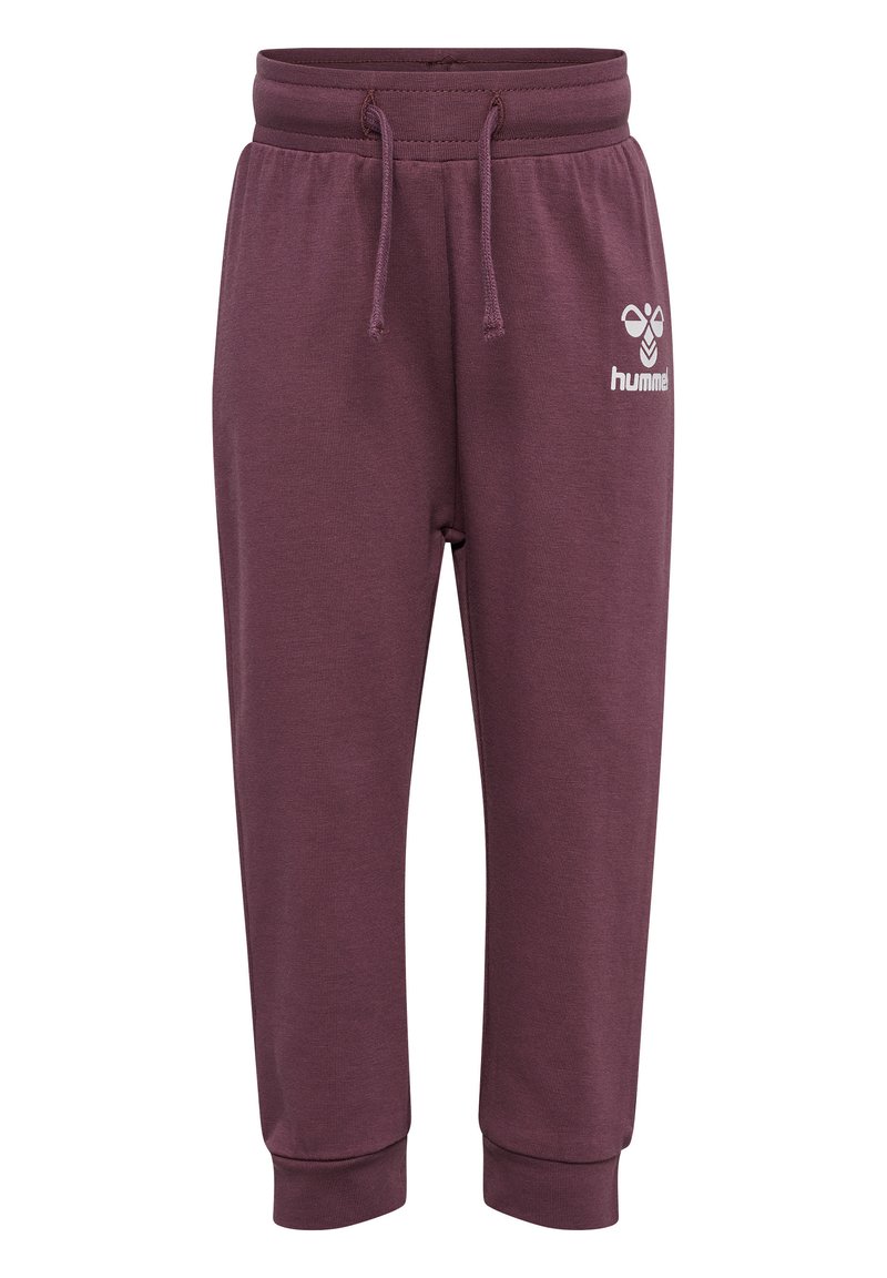 Bordeaux joggings met een elastische tailleband en trekkoord. Voorzien van een wit logo op de heup en taps toelopende boorden bij de enkels.